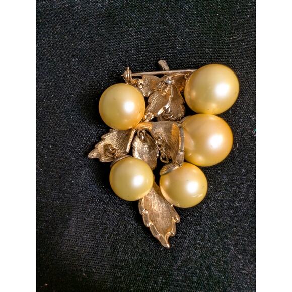 Vintage Rare LISA SCHALLERT Golden Faux Pearl Nouveau Articulated Grapes Brooch - Picture 11 of 12